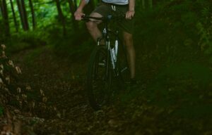 Photo naturist treatment for hip pain after cycling