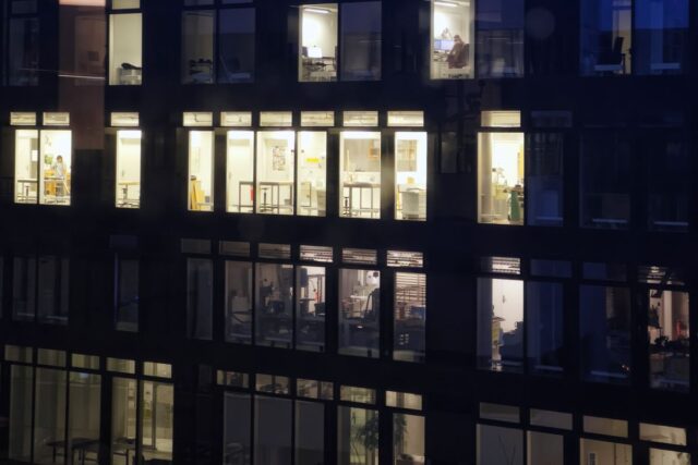 Ce indicatori financiari urmărești lunar într-un business mic